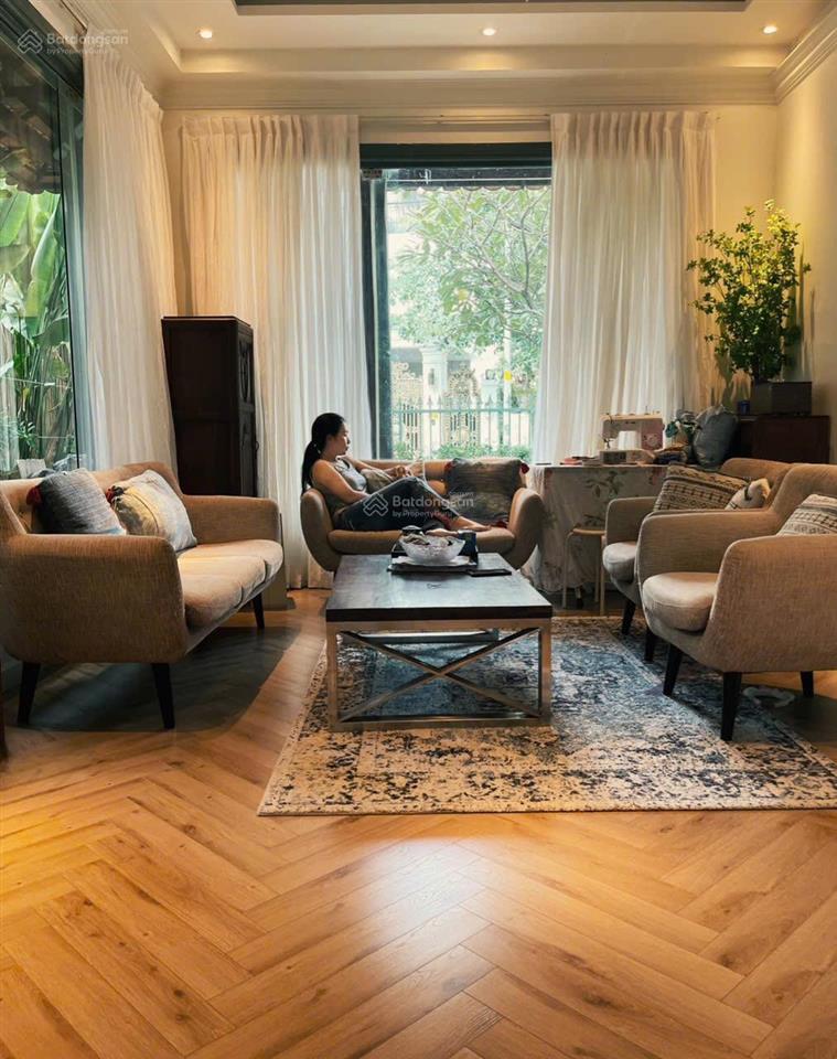 Khan hiếm,cần bán biệt thự mặt tiền đường nguyễn văn hưởng thảo điền quận 2.dt15x20,5m2 giá 99 tỷ.