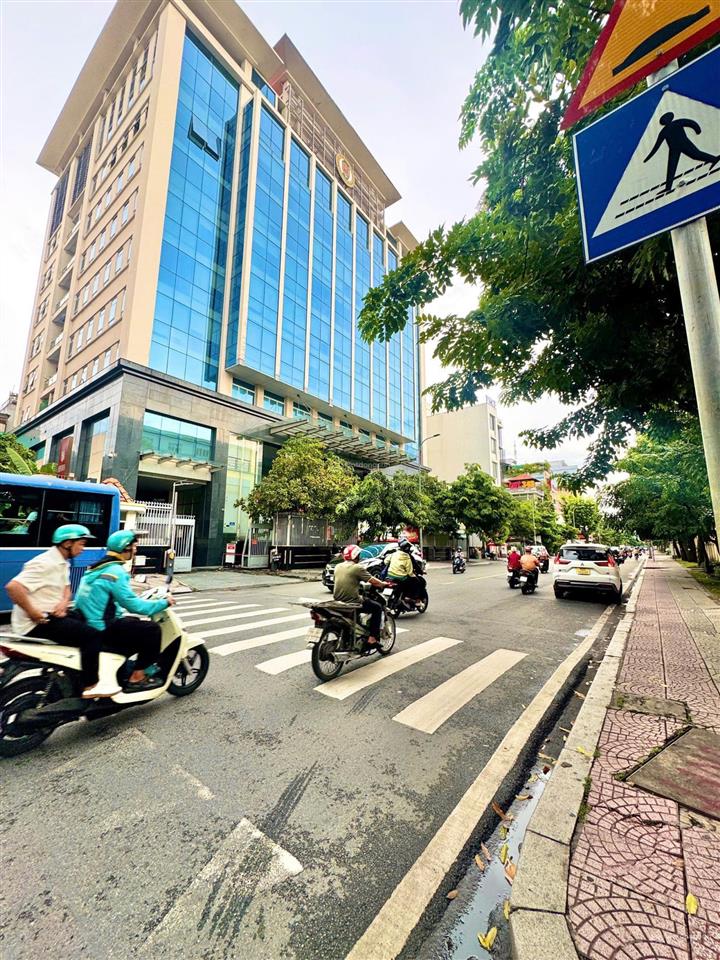 Chủ cần bán nhà mặt tiền đường nguyễn trãi p.côl quận 1.dt13,2x34m giá 295 tỷ.đang cho thuê 350tr