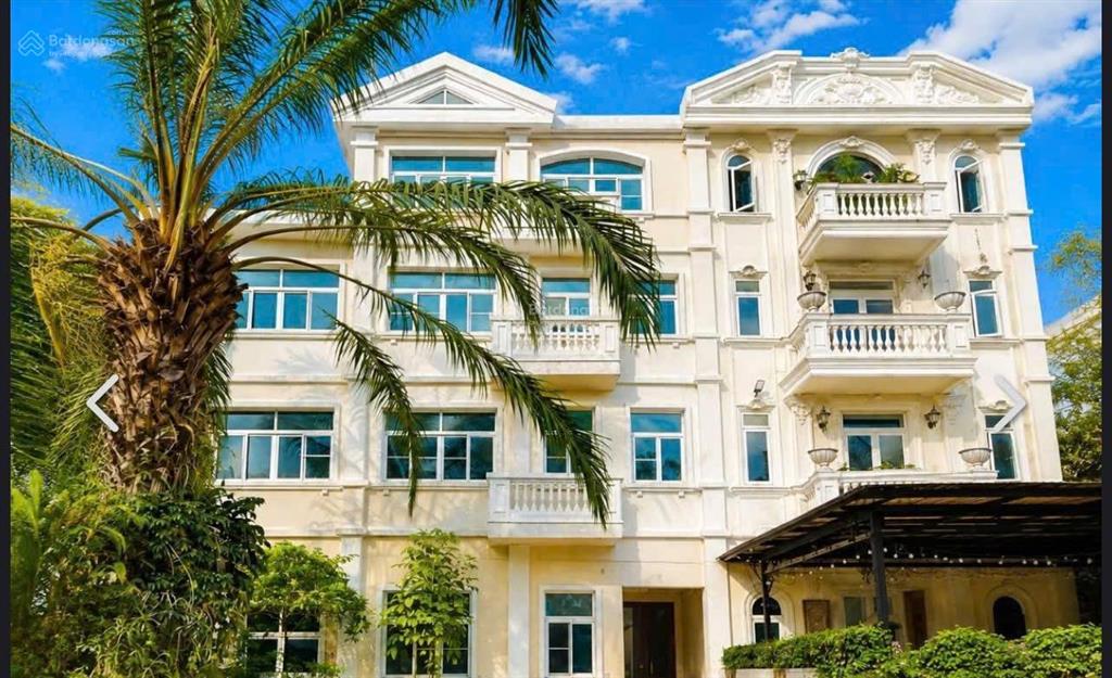 Chủ cần bán biệt thự nhà thô mặt tiền đường nội khu chateau 4 quận 7. dt 7,5x26m giá 80 tỷ