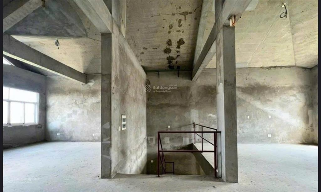 Chủ cần bán biệt thự nhà thô mặt tiền đường nội khu chateau 4 quận 7. dt 7,5x26m giá 80 tỷ