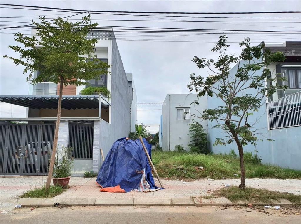 Đất ngợp  bán gấp lô đất gần trung tâm chợ bến cát, cặp ql13. sổ sẵn, 100% thổ cư