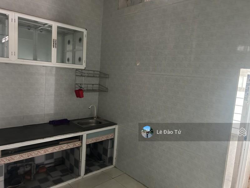 Nhà 2 tầng kiên cố  lô góc 2 mt cách biển vài trăm mét
