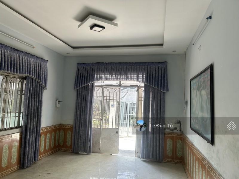 Nhà 2 tầng kiên cố  lô góc 2 mt cách biển vài trăm mét