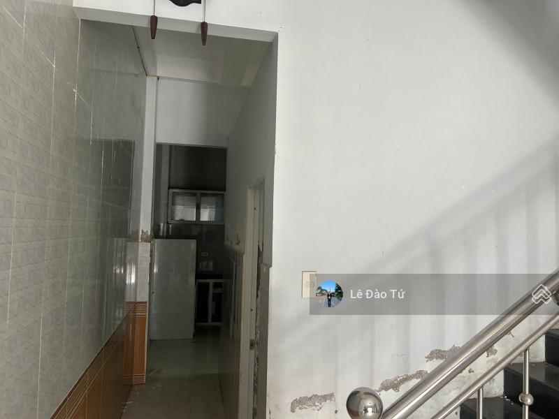 Nhà 2 tầng kiên cố  lô góc 2 mt cách biển vài trăm mét