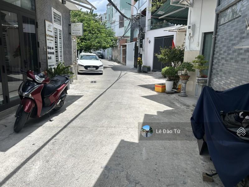 Nhà 2 tầng kiên cố  lô góc 2 mt cách biển vài trăm mét