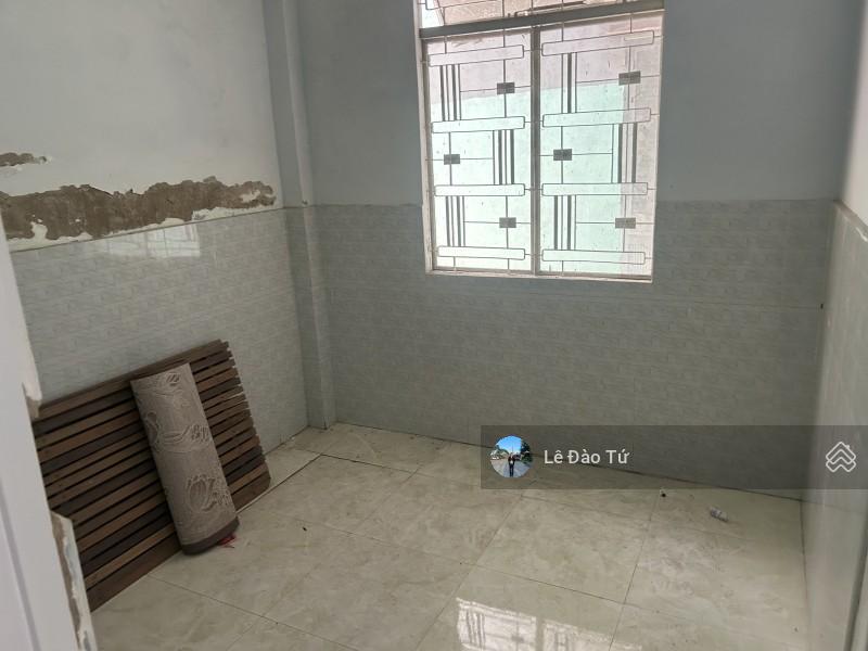 Nhà 2 tầng kiên cố  lô góc 2 mt cách biển vài trăm mét