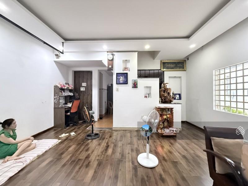 Nhà lô góc thái thị bôi  ngang 5,5m  chỉ 4,3 tỷ