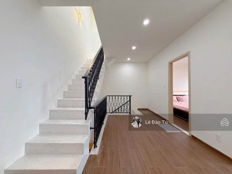 Nguyễn chánh 3 tầng  ngang 8,8m gần biển nguyễn tất thành chỉ 4,75 tỷ