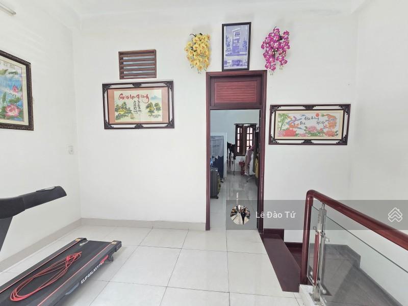 Mặt tiền đặng dung kinh doanh sầm uất ô tô ngủ trong nhà