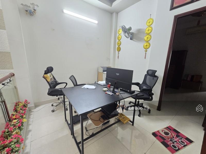 Mặt tiền đặng dung kinh doanh sầm uất ô tô ngủ trong nhà