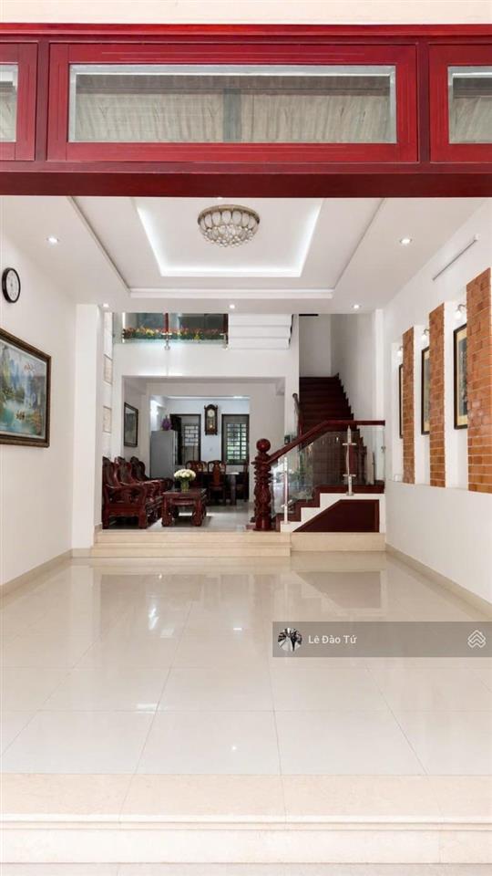 Mặt tiền đặng dung kinh doanh sầm uất ô tô ngủ trong nhà