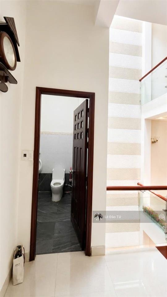 Mặt tiền đặng dung kinh doanh sầm uất ô tô ngủ trong nhà