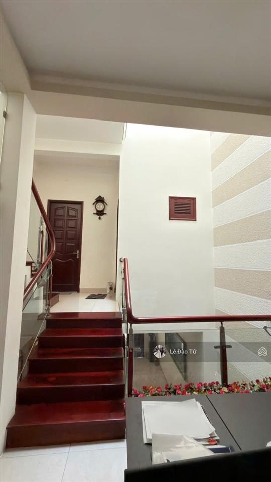 Mặt tiền đặng dung kinh doanh sầm uất ô tô ngủ trong nhà