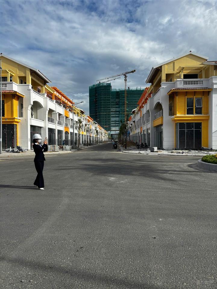 Bán căn shophouse 3 tầng hướng đông, giá tốt dự án sun symphony residence  đầu tư sinh lời