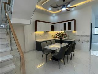 Nhà 1 trệt 1 lầu trung tâm thị trấn bến lức 100m2, 2 tỷ 700 triệu, shr