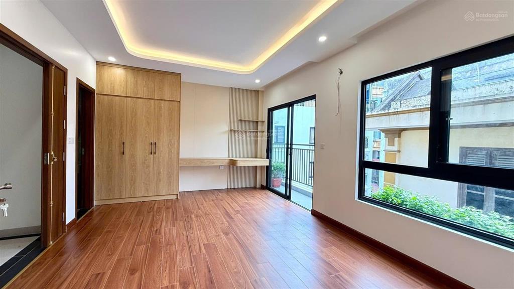 Gara ô tô 7c + vf3  6 tầng thang máy  sát ngoại giao đoàn  ngõ thông  mặt tiền khủng 5.7m