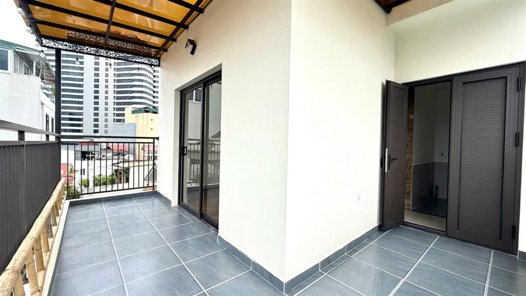 Gara ô tô 7c + vf3  6 tầng thang máy  sát ngoại giao đoàn  ngõ thông  mặt tiền khủng 5.7m