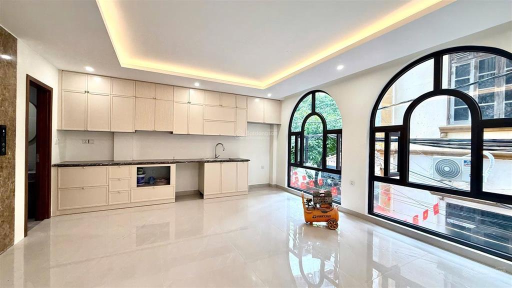 Gara ô tô 7c + vf3  6 tầng thang máy  sát ngoại giao đoàn  ngõ thông  mặt tiền khủng 5.7m
