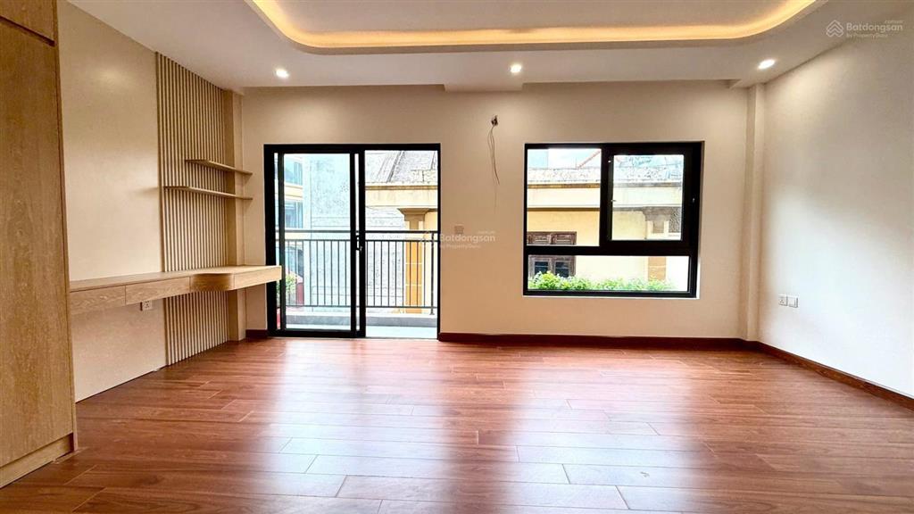 Gara ô tô 7c + vf3  6 tầng thang máy  sát ngoại giao đoàn  ngõ thông  mặt tiền khủng 5.7m