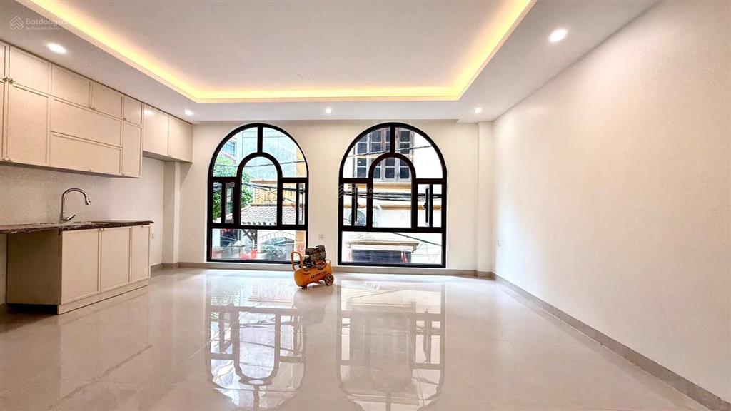 Gara ô tô 7c + vf3  6 tầng thang máy  sát ngoại giao đoàn  ngõ thông  mặt tiền khủng 5.7m