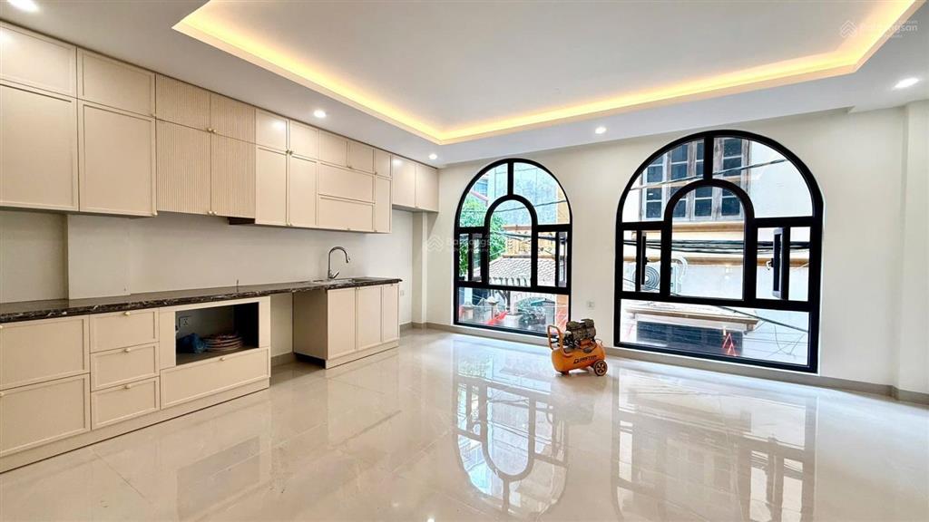 Gara ô tô 7c + vf3  6 tầng thang máy  sát ngoại giao đoàn  ngõ thông  mặt tiền khủng 5.7m