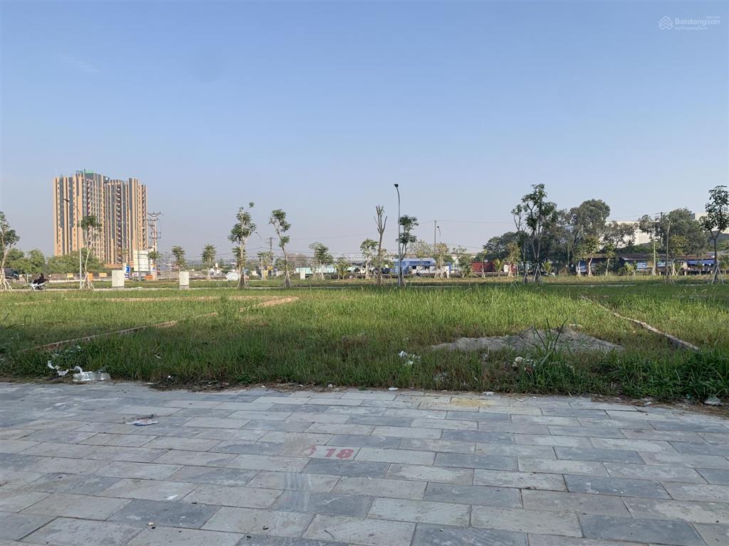 Sát samsung cạnh chung cư 1400 căn trục chính vào chung cư