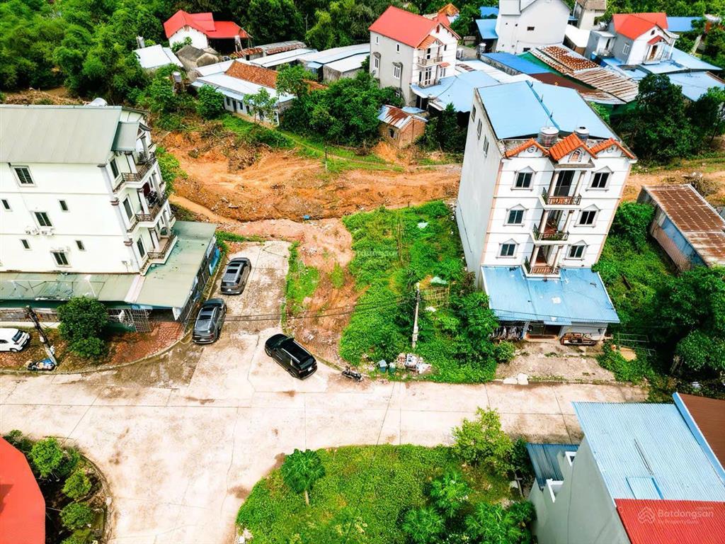 Lô góc 3 mặt thoáng ngay sát chân chung cư yên bình complex 1400 căn giá 31,5tr/m