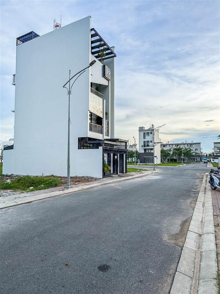 Nhà 1 trệt 3 lầu + sàn mái  có thang máy  đường n4  kdc nam long ii central lake  p.cái răng 