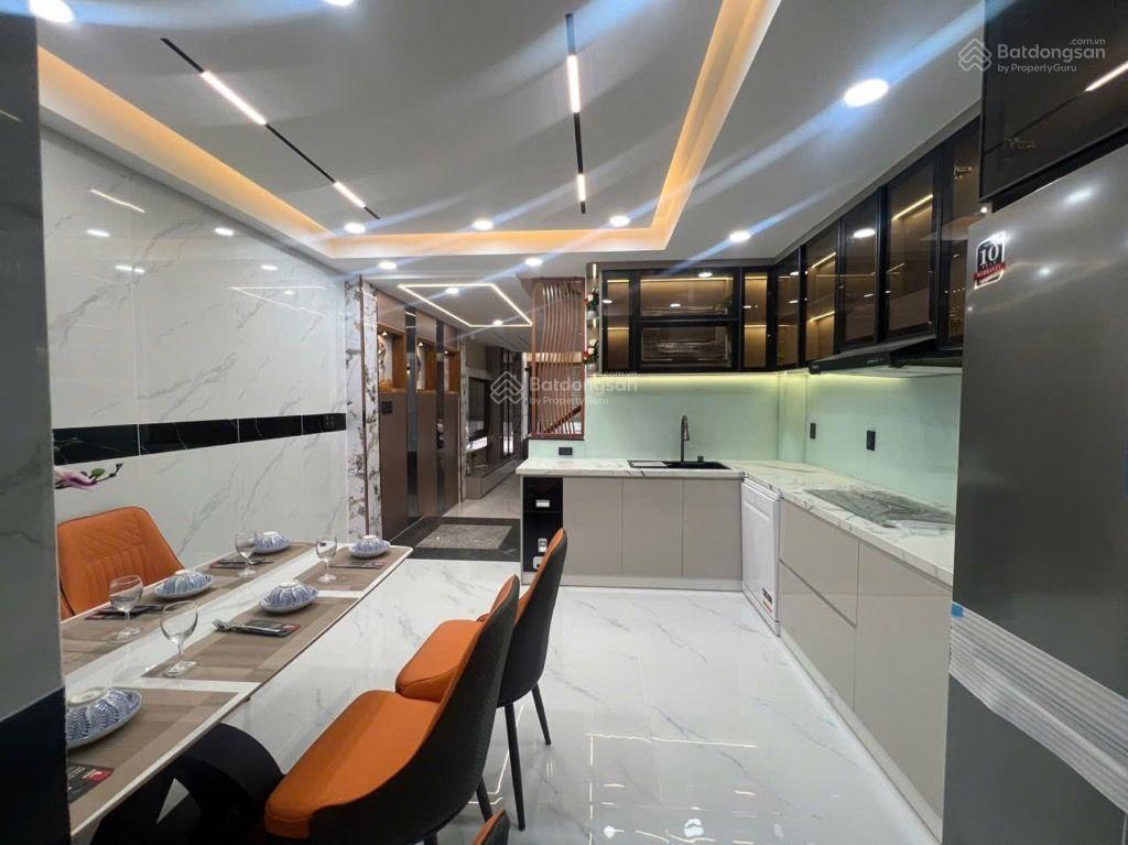 Đường thông 6m 2 ô tô tránh  5 tầng  4x16  nội thất cao cấp  sát bên cv làng hoa