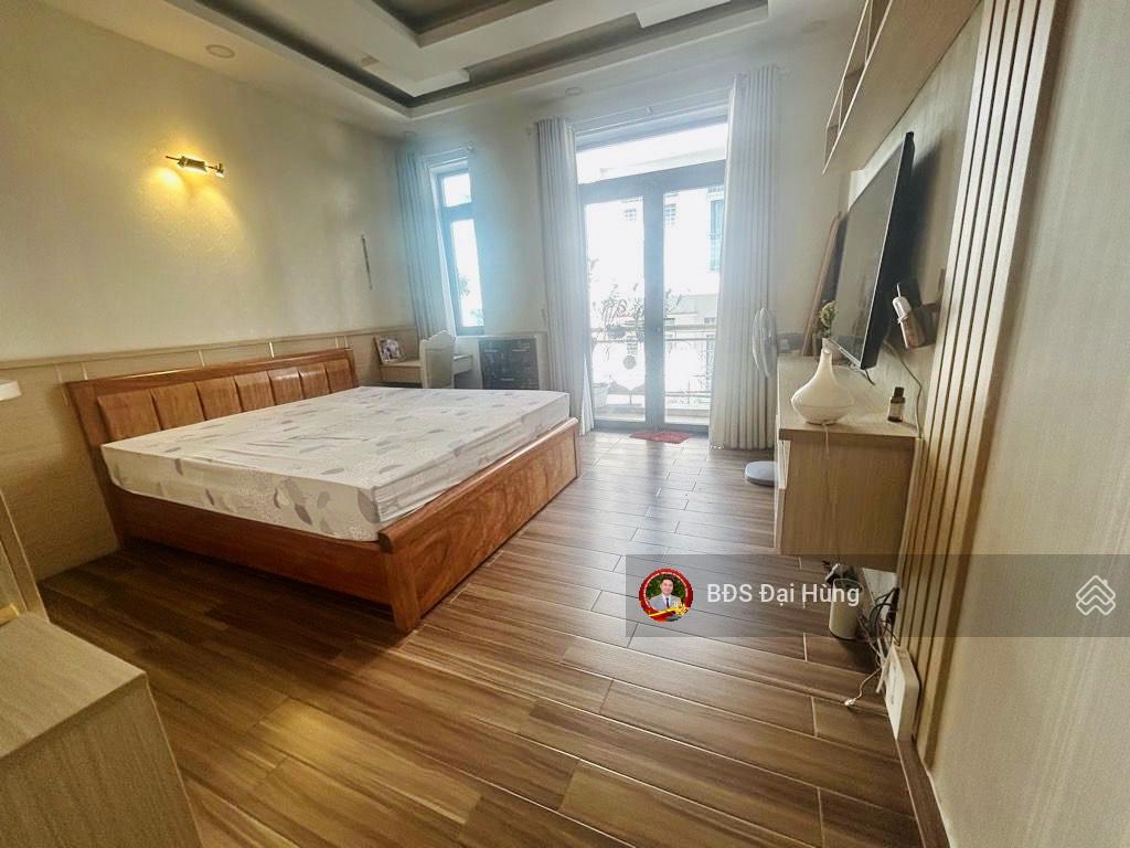 Nhà đẹp cho gđ thành đạt, đường 8m ô tô quay đầu, 4 x17, 5 tầng, ngay emart phan huy ích