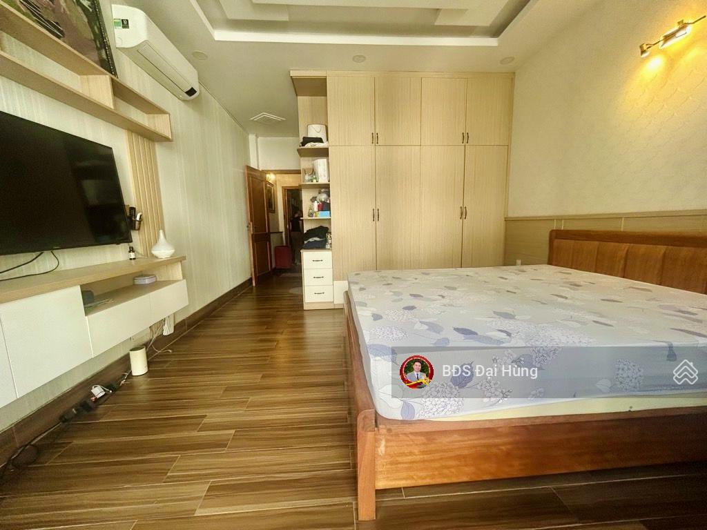 Nhà đẹp cho gđ thành đạt, đường 8m ô tô quay đầu, 4 x17, 5 tầng, ngay emart phan huy ích