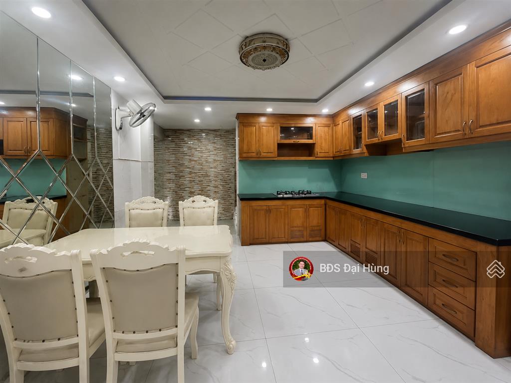 Nhà đẹp cho gđ thành đạt, đường 8m ô tô quay đầu, 4 x17, 5 tầng, ngay emart phan huy ích