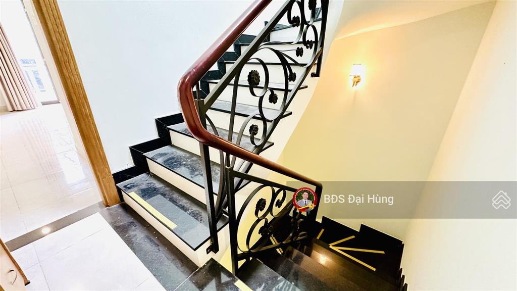 Nhỉnh 7 tỷ, ở và kinh doanh , 5 tầng, 4x15, gara ô tô 7 chỗ, 20m ra ô tô quay đầu, gần emart 2