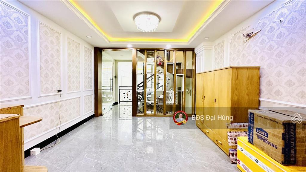 Nhỉnh 7 tỷ, ở và kinh doanh , 5 tầng, 4x15, gara ô tô 7 chỗ, 20m ra ô tô quay đầu, gần emart 2