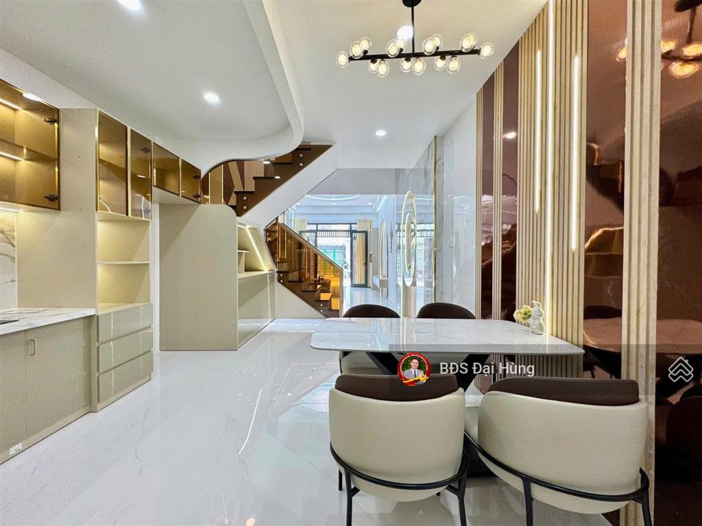 Chỉ 8 đồng hơn  68m2 (4x17), 4 tầng, hẻm 8m có vỉa hè 3m, gần emart phan huy ích, khu đại gia ở