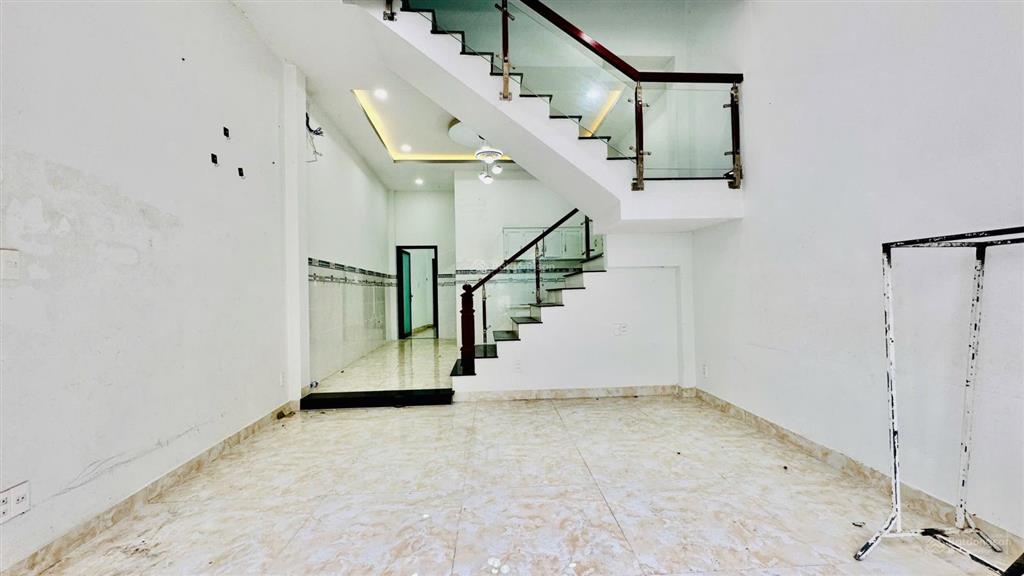Chỉ 5, x tỷ  4,5 x 18m  hxh cách 20m  4 ngủ  nhà đẹp ở ngay, gần chợ thạch đà