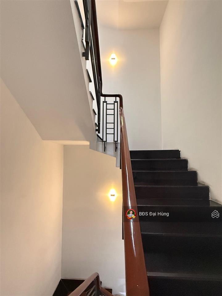 8.x tỷ  80m2  4 tầng btct  ngang hơn 5m  ngã 4 quang trung, thống nhất