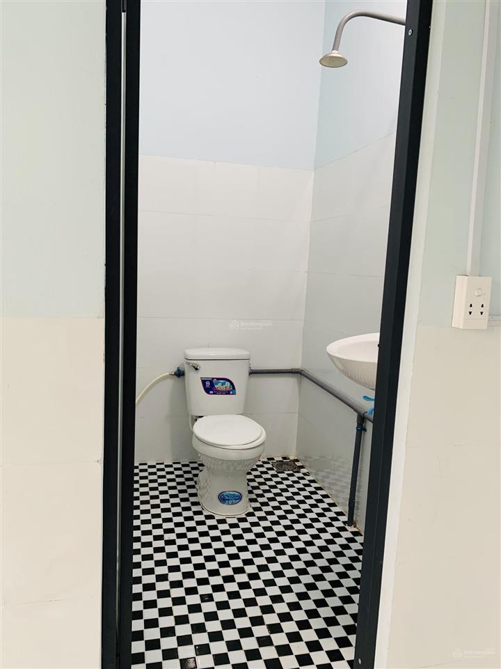 Dãy nhà mới xây, mỗi căn riêng biệt gồm 2 tầng đúc gần cơ sở 5 đh lạc hồng  bửu long