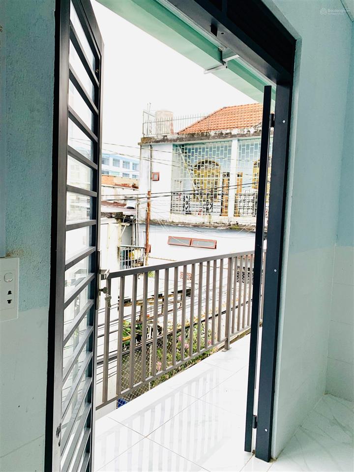 Dãy nhà mới xây, mỗi căn riêng biệt gồm 2 tầng đúc gần cơ sở 5 đh lạc hồng  bửu long