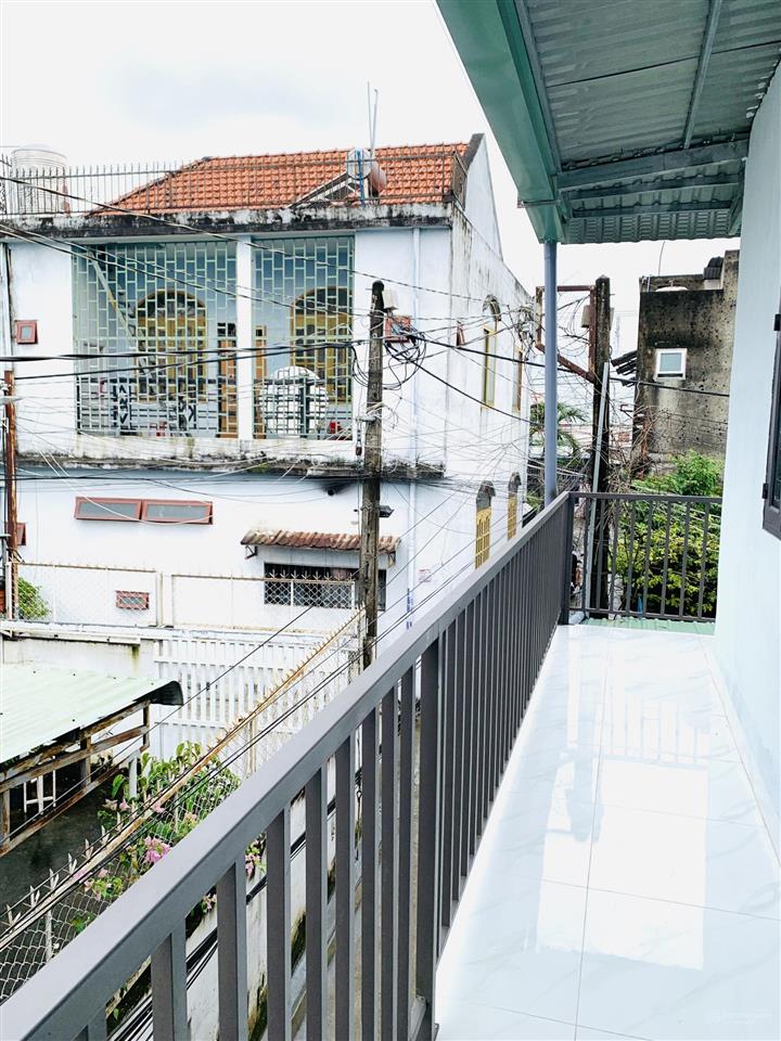 Dãy nhà mới xây, mỗi căn riêng biệt gồm 2 tầng đúc gần cơ sở 5 đh lạc hồng  bửu long