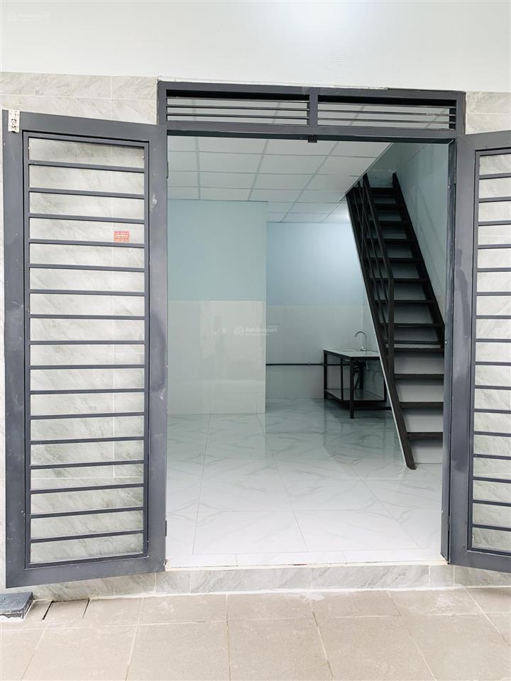 Dãy nhà mới xây, mỗi căn riêng biệt gồm 2 tầng đúc gần cơ sở 5 đh lạc hồng  bửu long