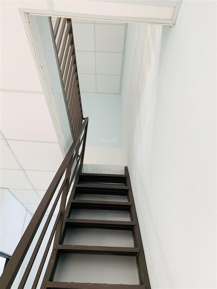 Dãy nhà mới xây, mỗi căn riêng biệt gồm 2 tầng đúc gần cơ sở 5 đh lạc hồng  bửu long