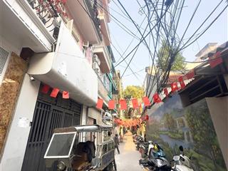 Cho thuê nhà phố hoàng hoa thám  tây hồ. cách mặt phố 20m  kd  ô tô đỗ cửa full nội thất.