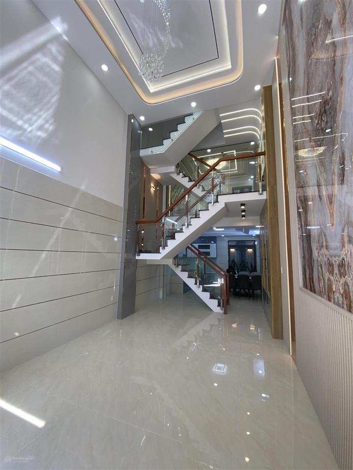 Nhà 5 tầng full nội thất, khu vip đồng bộ, vỉa hè, điện âm, chỉ 6tỷ2 còn tl mạnh