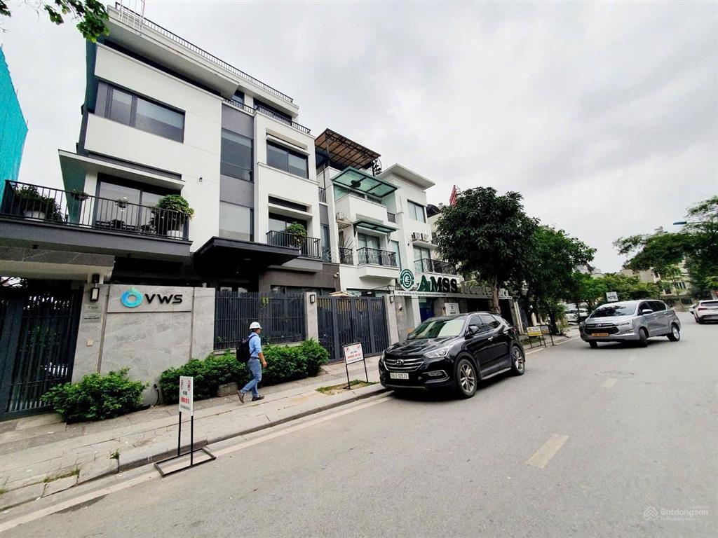 Cho thuê biệt thự ngoại giao đoàn  dt 240m x 3.5 tầng  thông sàn  ưu tiên vp & mô hình sạch