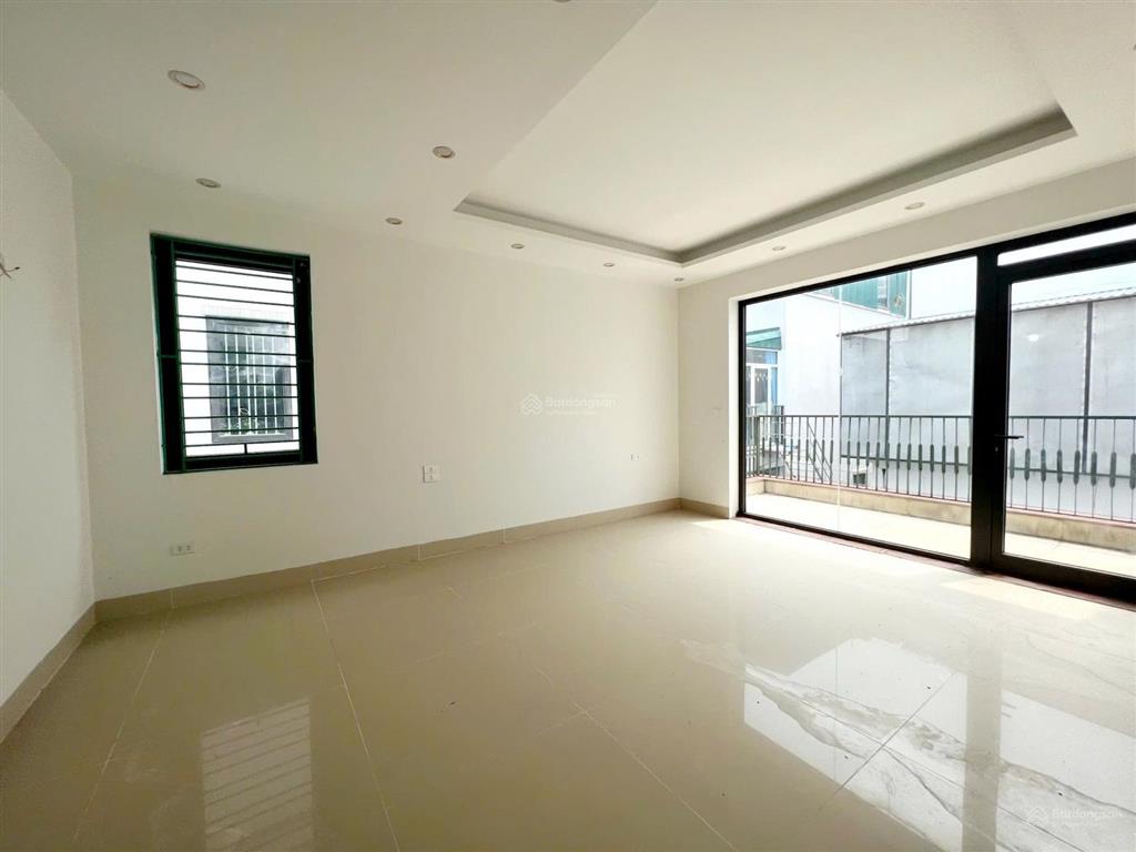 Cho thuê biệt thự ngoại giao đoàn  dt 240m x 3.5 tầng  thông sàn  ưu tiên vp & mô hình sạch