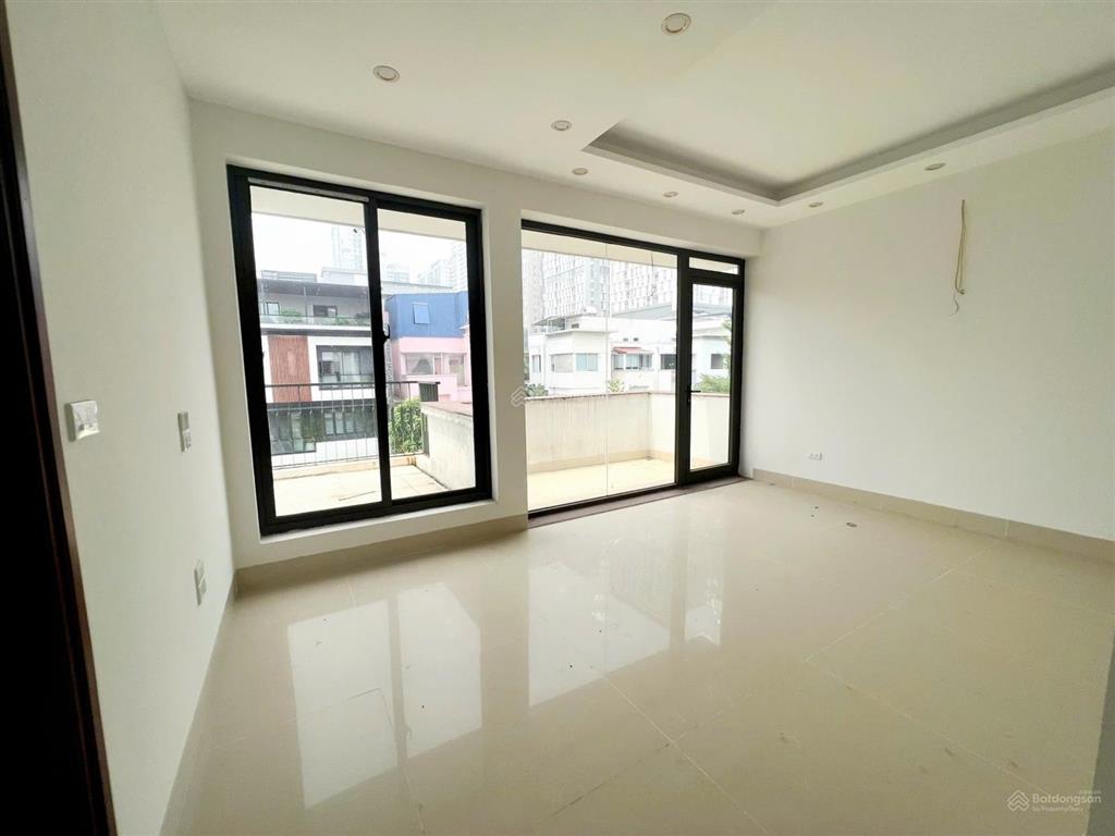 Cho thuê biệt thự ngoại giao đoàn  dt 240m x 3.5 tầng  thông sàn  ưu tiên vp & mô hình sạch
