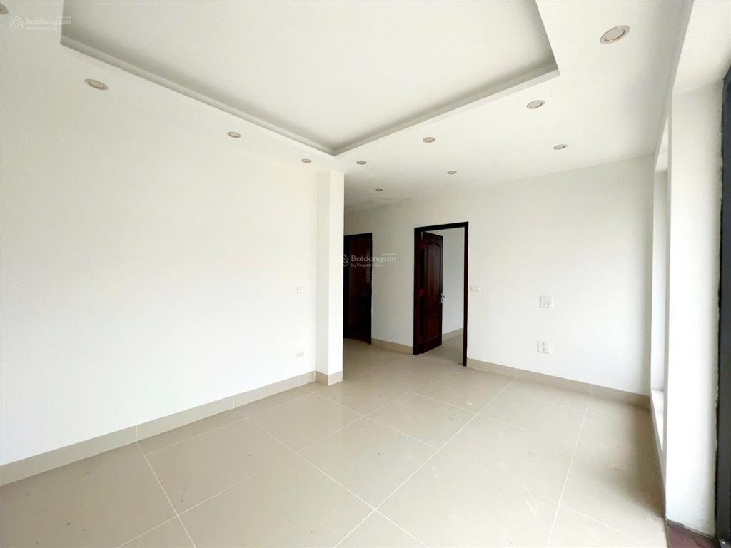 Cho thuê biệt thự ngoại giao đoàn  dt 240m x 3.5 tầng  thông sàn  ưu tiên vp & mô hình sạch