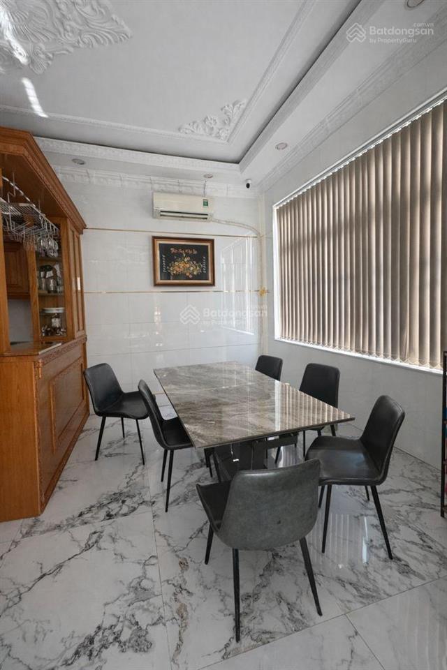 Biệt phủ ngay trường thcs hồ văn long. ngang 10,2m * 8m.shr. chỉ 6,8 tỷ tl. 0938 726 ***