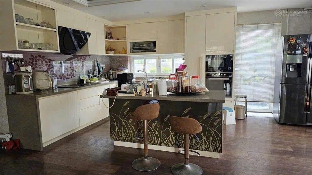 Bán nhà biệt thự góc 2 mặt tiền + hầm trệt + lầu. dt 360 m2 mặt sông công viên
